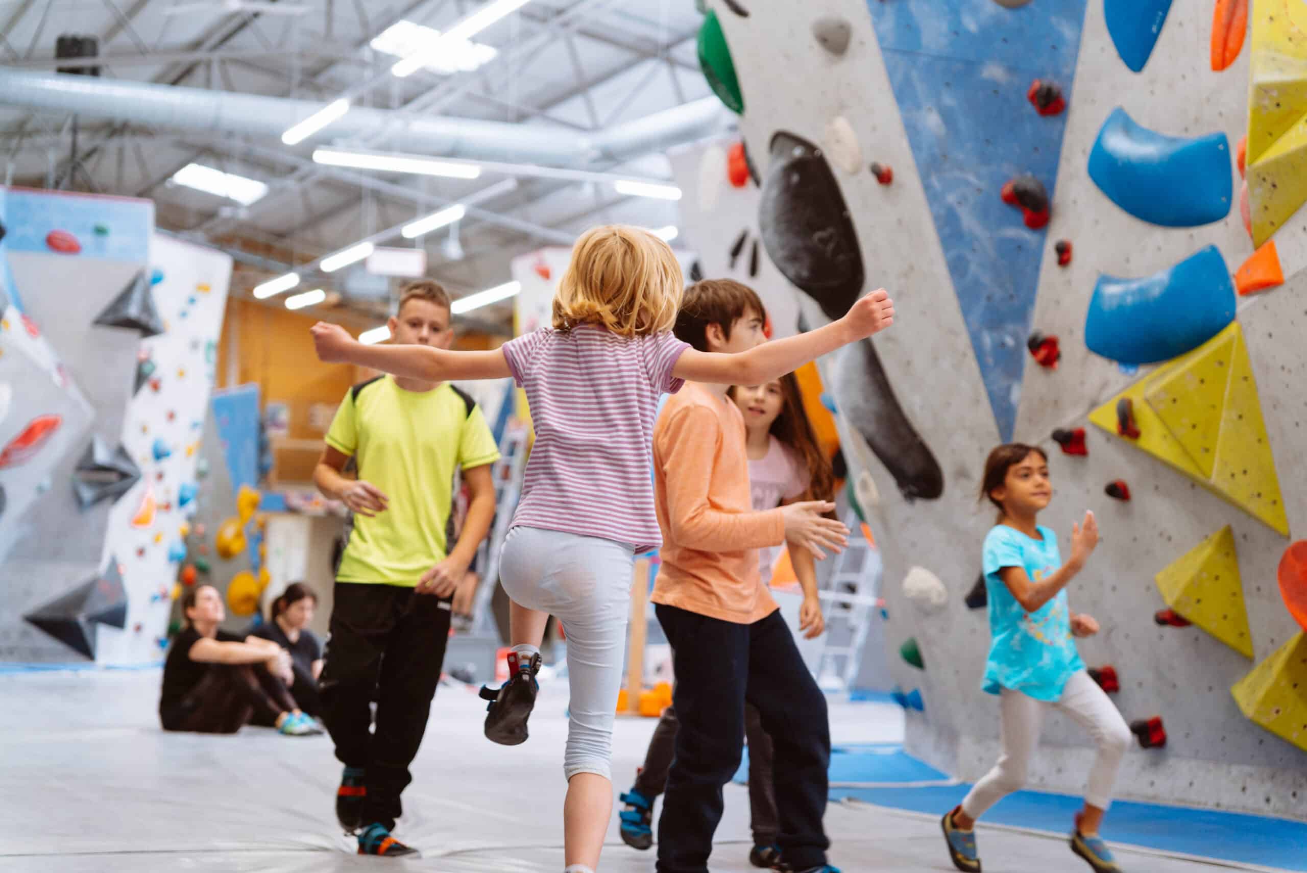 Kinder des E4 Sommerferiencamps spielen in der Boulderhalle E4