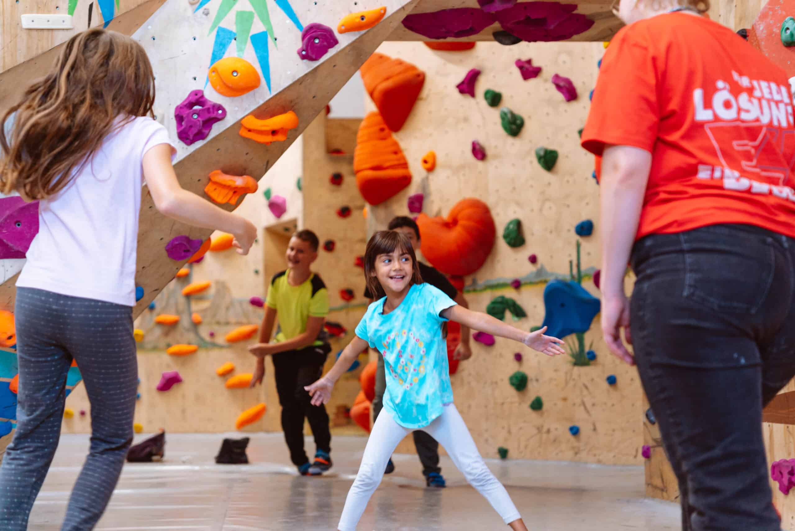 Kind beim Bouldern im E4 Feriencamp Nürnberg