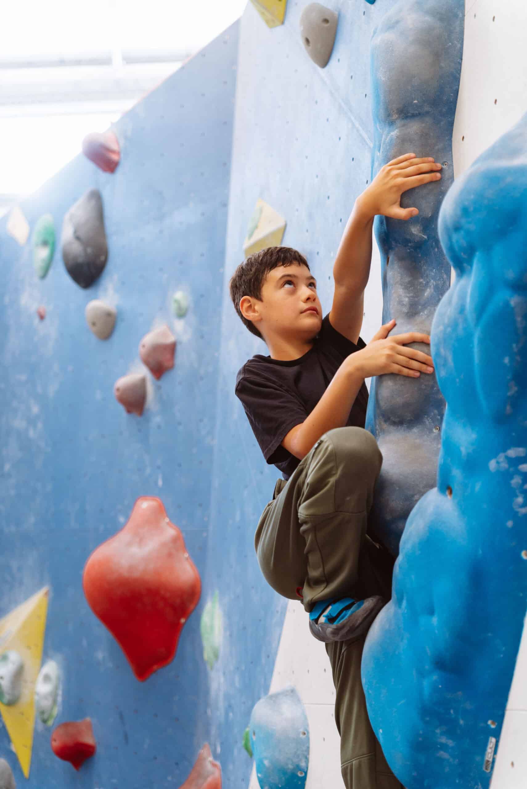 Kind beim Bouldern im E4 Feriencamp Nürnberg